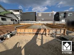 西側に緑豊かな武庫川が流れています。川沿いには遊歩道やサイクリングコース、コスモス園なども整備されています。四季折々の自然を感じながらお散歩や、ジョギング・サイクリングなどの運動も楽しめる住環境です。