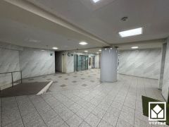 開放的で落ち着いたロビーが、心を癒すひとときを演出。くつろぎと気品が共存する、快適な住まい。