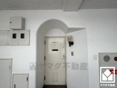 白を基調とした明るい玄関で、毎日を爽やかにスタート。帰るたびにホッとできる、心地よい住まいの入り口。