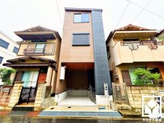 陽光に映える美しい外観。街並みに馴染みながらも、ひときわ目を引く存在感。