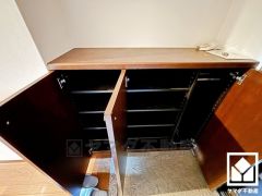 玄関にはシューズボックスを完備。家族の靴もしっかり収納できるので、玄関がいつも片付き、気持ちよくお客様を迎えられます。