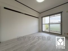 バルコニーにつながるお部屋で、通風・陽当たり良好。