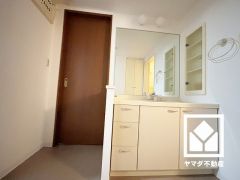 収納付きでスッキリお使い頂ける洗面台です。ワイドなカウンターで、忙しい朝でも身支度がしやすく時短になります。