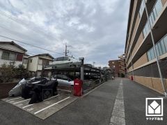 敷地内に駐車場を完備。重い荷物や雨の日の移動もスムーズで、快適なカーライフを実現。空き状況は弊社スタッフまでお気軽にお問い合わせください。