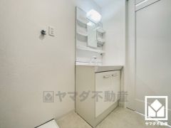 収納付きでスッキリお使い頂ける洗面台です。洗面ボウルが広めなので、忙しい朝でも身支度がしやすく時短になります。