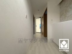 白を基調とした明るい玄関で、毎日を爽やかにスタート。玄関から洗面室が近く、帰宅後もすぐに手を洗えます。