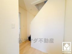 シンプルで洗練された玄関スペース。帰るたびにホッとできる、心地よい住まいの入り口。