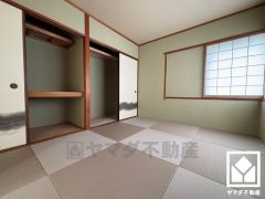 和の趣を大切にしながら、現代のライフスタイルにも調和する美しい琉球畳の和室。シンプルで洗練された空間が、暮らしに心地よいゆとりをもたらします。