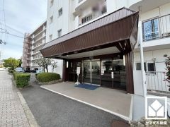 広々とした明るいエントランス。綺麗に整備されており、帰宅時や来客時にも気持ちの良い空間です。