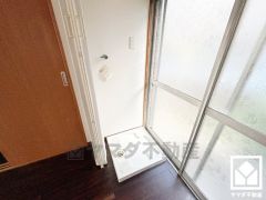 室内洗濯機置場がございますので、天候に左右されず洗濯していただけます。