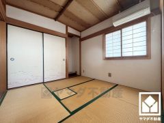 4階和室です。畳の香りに包まれる、心落ち着く和の空間。忙しい日常の中で、ほっと一息つける癒しの住まい。