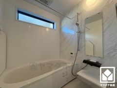 ゆったり足が伸ばせるので、毎日の疲れを癒やすバスタイムを実現。清潔感あふれる空間で、1日の疲れをリフレッシュ。