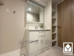 バスタオルやパジャマ等を収納できるリネン庫。洗剤等のストックも収納できるので、洗面室をすっきり清潔に保つことができそうです。可動棚なので用途に合わせて高さを調整できます。