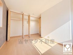 約7.2帖の洋室です。全居室に収納がございますので、お部屋の広さを最大限に活用できます。