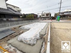 JR福知山線「塚口」駅まで徒歩約15分、JR東海道本線「尼崎」駅まで徒歩約23分、阪急電鉄神戸線「園田」駅まで徒歩約24分の立地。