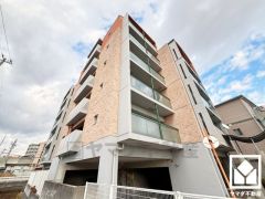 収納付きでスッキリお使い頂ける3面鏡の洗面台がございます。洗面ボウルが広めなので、忙しい朝でも身支度がしやすく時短になります。カウンター一体型でお手入れもラクラクです。