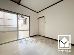 大きな窓からは明るい光が降り注ぎます。