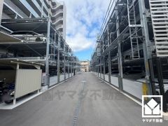 敷地内に駐車場を完備。重い荷物や雨の日の移動もスムーズで、快適なカーライフを実現。空き状況は弊社スタッフまでお気軽にお問い合わせください。