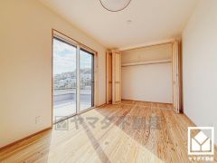 約7.5帖の3階洋室です。お子様のお部屋などにも丁度良い広さです。