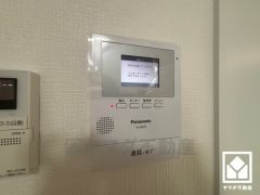 突然の来訪時でも安心なモニター付きインターホンを完備。お留守番中のお子様でも簡単に来訪者の確認ができます。