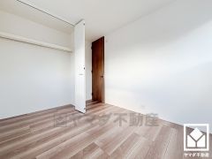 約5.1帖の洋室です。全居室にクローゼットがございますので、お部屋の広さを最大限に活用できます。