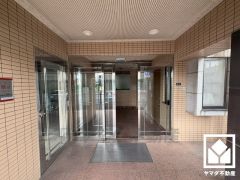 広々とした明るいエントランス。綺麗に整備されており、帰宅時や来客時にも気持ちの良い空間です。