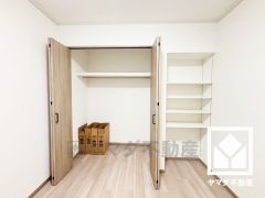 新たに家具を買わなくても良いので、ハンガーパイプ付きのクローゼットは嬉しいですね。隣に稼働棚も設置されており、整理整頓がしやすい設計になっています。