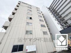 阪神電鉄本線「出屋敷」駅まで徒歩約9分、阪神電鉄なんば線「尼崎」駅まで徒歩約15分、JR東海道本線「立花」駅まで徒歩約27分の立地。