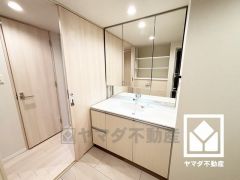 収納付きでスッキリお使い頂ける3面鏡の洗面台です。ワイドなカウンターで、忙しい朝でも身支度がしやすく時短になります。