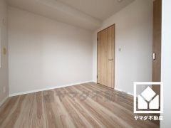 約4.5帖の洋室です。独立した居室なのでプライベートな時間をゆったり過ごせそうです。