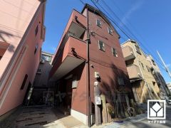 陽光に映える美しい外観。街並みに馴染みながらも、ひときわ目を引く存在感。