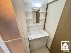 収納豊富でスッキリお使い頂ける洗面台です。洗面ボウルが広めなので、忙しい朝でも身支度がしやすく時短になります。