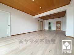 広々13.3帖のLDが魅力。家族全員がリラックスできる、ゆったりとした快適リビングで温かい団らんの時間を。