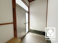 玄関ドア横の窓から光が差し込み、外出時にも帰宅時にも、明るい気持ちになれる玄関です。