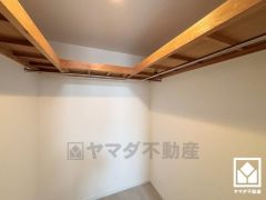 収納力豊富なウォークインクローゼット付き。お洋服はもちろん、スーツケースなどの大物もしっかり収納できます。