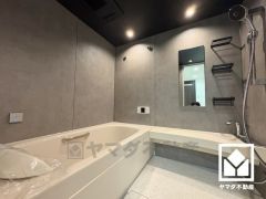 清潔感あふれる空間で、毎日のバスタイムをより快適に。真冬の寒い浴室を暖かく、また雨の日の洗濯物の乾燥にと多用途に活躍する浴室暖房乾燥機付きです。