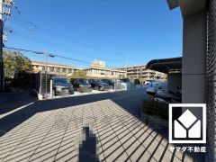 敷地内に駐車場を完備。現在、駐車場に空きがございます。空き状況は変動いたしますので、詳細は弊社スタッフまでお気軽にお問い合わせください。