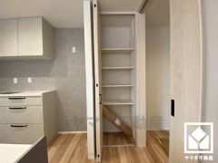 キッチンにはパントリーがあり、食品のストックや食器等もすっきり片付けることができます。