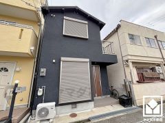 室内洗濯機置場がございますので、天候に左右されず洗濯していただけます。稼働棚がございますので、消耗品などをスッキリ置けるのも嬉しいポイント。