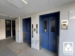 2基のエレベーターを設置し、待ち時間を短縮。快適な住まいへのアクセスをスムーズに。