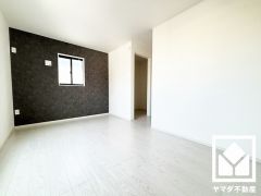 約8.5帖の2階洋室です。ウォークインクローゼット付きのお部屋で整理整頓しやすいです。