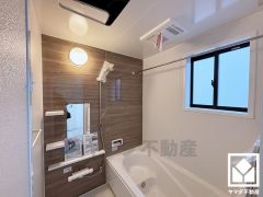 清潔感あふれる空間で、毎日のバスタイムをより快適に。真冬の寒い浴室を暖かく、また雨の日の洗濯物の乾燥にと多用途に活躍する浴室暖房乾燥機付きです。