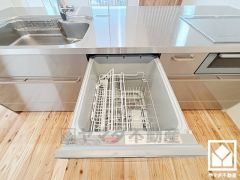 毎日の家事の負担を軽減でき、水道代の節約にもなる食器洗乾燥機付き。