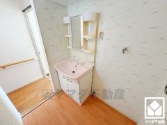 収納豊富でスッキリお使い頂ける洗面台です。洗面ボウルが広めなので、忙しい朝でも身支度がしやすく時短になります。