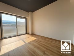 西側洋室です。バルコニーにつながるお部屋で、通風・陽当たり良好。