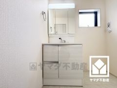 収納付きでスッキリお使い頂ける3面鏡の洗面台です。洗面ボウルが広めなので、忙しい朝でも身支度がしやすく時短になります。