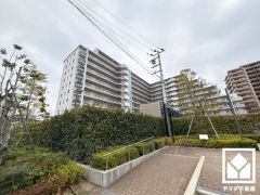 「関西スーパー苦楽園店」まで徒歩5分、「コープ苦楽園」まで徒歩9分、「コープ苦楽園」まで徒歩9分など、お買い物施設が徒歩圏内に複数あり便利な住環境です。