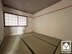 約6帖の和室です。陽光がたっぷり差し込む洗練された和の空間。温かみのある畳のスッキリとしたデザインが、暮らしを心地よく彩ります。