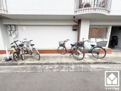 屋外にも駐輪場・バイク置場がございます。十分なスペースがあり、広々お使いいただけます。