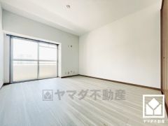 バルコニーにつながるお部屋で、通風・陽当たり良好。明るく開放的な洋室で、快適な生活を。